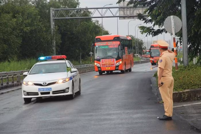 CSGT ho tong 218 tinh nguyen vien Lam Dong vao TP.HCM chong dich