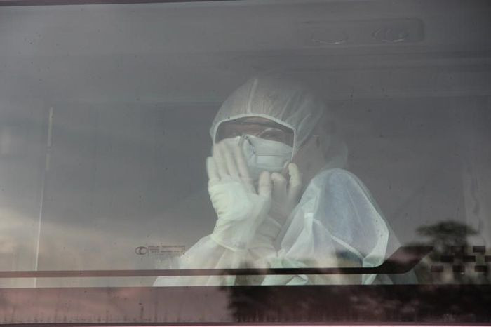 Lực lượng tình nguyện viên vẫy tay chào lực lượng CSGT Công an TP.HCM khi vào đến TP. Ảnh: TS