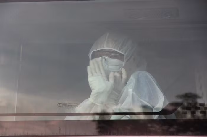 Lực lượng tình nguyện viên vẫy tay chào lực lượng CSGT Công an TP.HCM khi vào đến TP. Ảnh: TS