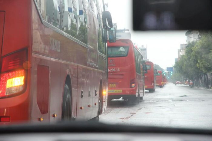 Đoàn tình nguyện viên gồm 218 người đi trên 14 xe giường nằm. Ảnh: TS