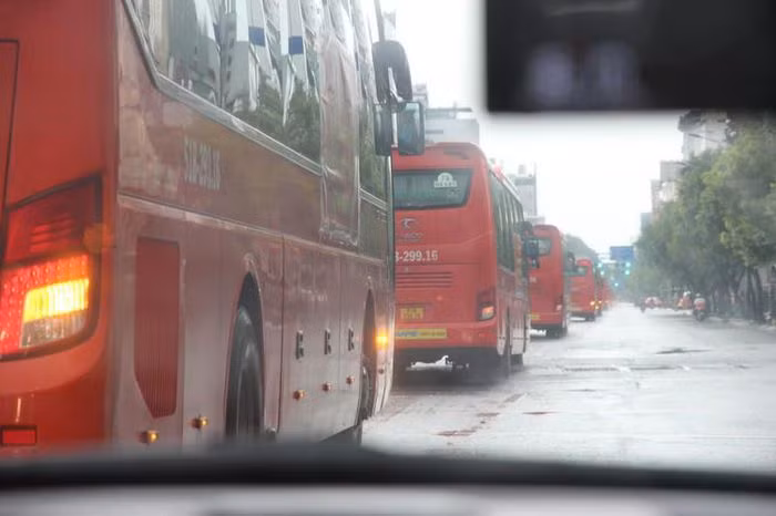 Đoàn tình nguyện viên gồm 218 người đi trên 14 xe giường nằm. Ảnh: TS