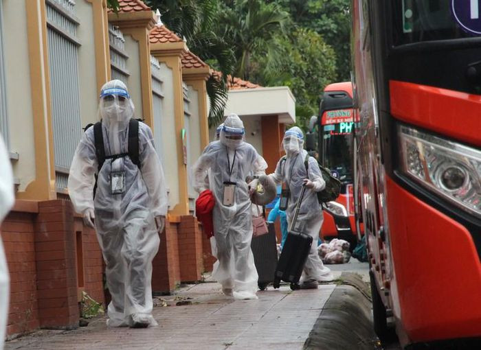 Theo Công an tỉnh Lâm Đồng, sau khi đưa đoàn tình nguyện viên vào tới TP.HCM, lực lượng CSGT của tỉnh tiếp tục dẫn đường cho 14 xe khách trở về lại tỉnh ngay trong chiều tối cùng ngày. (Lực lượng đã hộ tống 218 tình nguyện viên vào đến TP.HCM an toàn. Ảnh: TS )