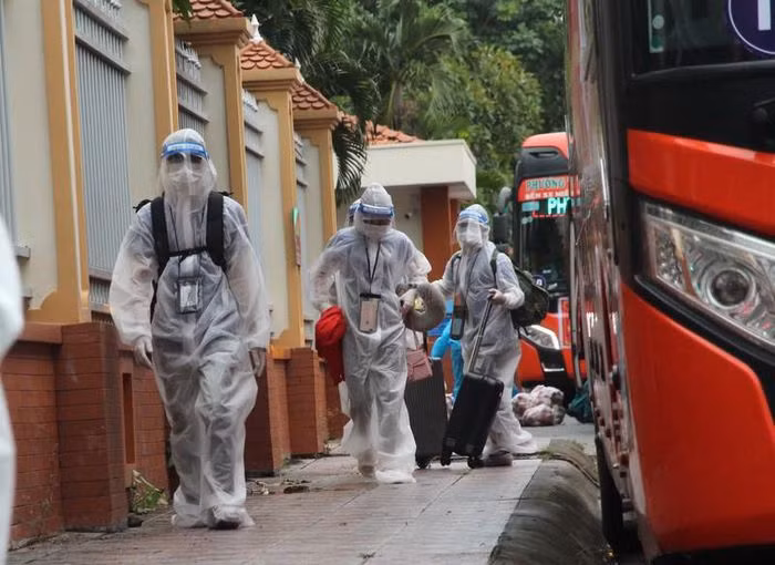 Theo Công an tỉnh Lâm Đồng, sau khi đưa đoàn tình nguyện viên vào tới TP.HCM, lực lượng CSGT của tỉnh tiếp tục dẫn đường cho 14 xe khách trở về lại tỉnh ngay trong chiều tối cùng ngày. (Lực lượng đã hộ tống 218 tình nguyện viên vào đến TP.HCM an toàn. Ảnh: TS )