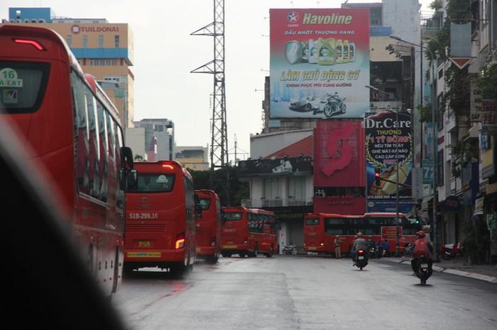 Đoàn 14 chiếc xe khách giường nằm di chuyển đến địa phận quận 1. Ảnh: TS