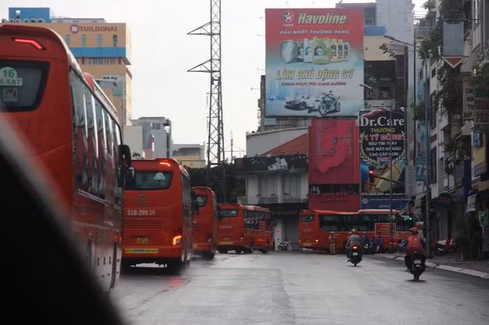 Đoàn 14 chiếc xe khách giường nằm di chuyển đến địa phận quận 1. Ảnh: TS