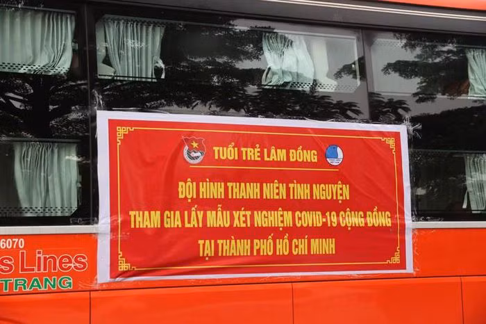 Đoàn tình nguyện viên của tỉnh Lâm Đồng chủ yếu tham gia công tác xét nghiệm trong cộng đồng. Ảnh: TS 