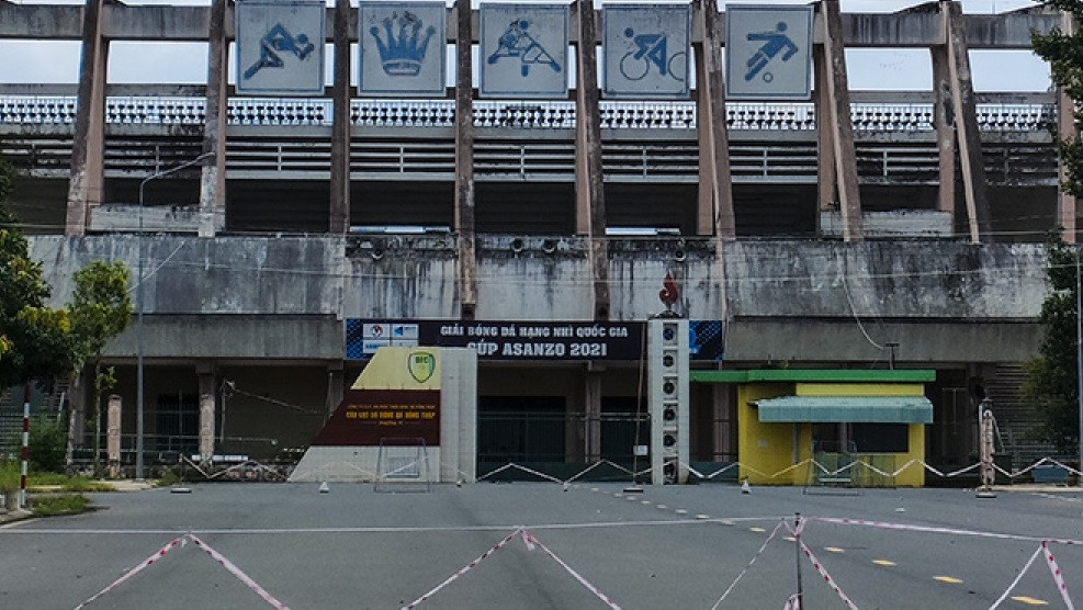  Đình chỉ Giám đốc Trung tâm HL và TĐTDTT Đồng Tháp. Ngày 2/9, Thường trực UBND tỉnh Đồng Tháp thống nhất đình chỉ Giám đốc Trung tâm HL và TĐTDTT Đồng Tháp, phê bình Ban giám đốc và Giám đốc Sở VHTTDL. Trước đó, ngày 7/8, qua lấy mẫu sàng lọc cộng đồng, thành phố Cao Lãnh phát hiện một ca mắc COVID-19 là vận động viên tại khu vận động viên của khán đài B, Sân vận động Đồng Tháp, truy vết phát hiện 86F1. Tính đến chiều 1/9, ghi nhận 29 ca mắc COVID-19 tại khu khán đài B là vận động viên, HLV, người lao động. Ảnh: VOV