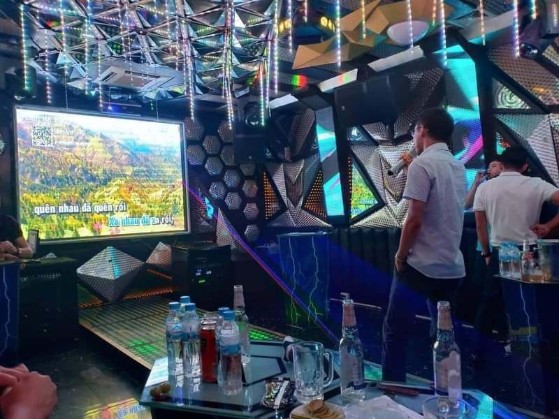  Xem xét kỷ luật hiệu trưởng, hiệu phó đi hát karaoke. Ngày 2/9, UBND huyện Hướng Hóa (Quảng Trị) đã xử phạt hành chính với chủ cơ sở karaoke Nhân Đức mức 20 triệu đồng. UBND xã Hướng Phùng xử phạt mức 2 triệu đồng đối với ông Nguyễn Hữu Quảng, Hiệu trưởng Trường Tiểu học Hướng Phùng, hiệu phó ông Đinh Trường Hải và ông Trương Quang Dũng, giáo viên Trường Tiểu học Hướng Phùng. UBND huyện đang hoàn chỉnh hồ sơ, thủ tục để xem xét kỷ luật cán bộ, giáo viên vi phạm. Trước đó,chiều 31/8, 4 cán bộ, giáo viên trường Tiểu học Hướng Phùng vào quán karaoke Nhân Đức hát , bất chấp dịch bệnh. Nguồn: VNN