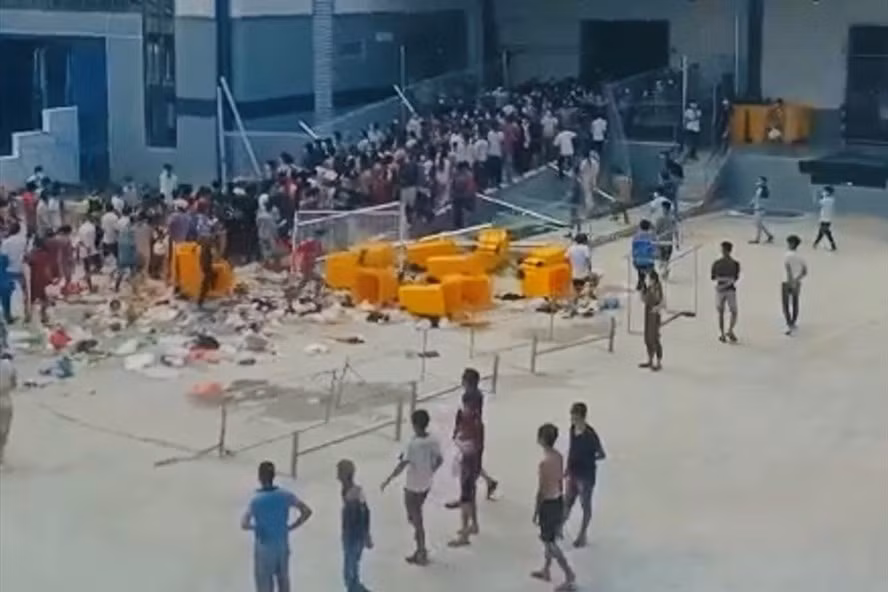 F0 chen lan, gianh do an o BV: “Bao gio nguoi dan co van hoa xep hang“?