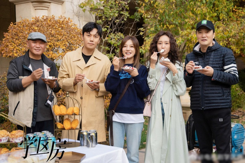 Trieu Vy sup do, ai dang ngoi tren dong lua?-Hinh-2