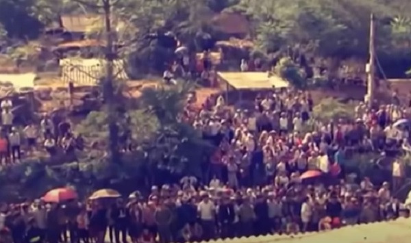 Thời điểm đó, khi người dân sang nhà phát hiện bà Bé với nhiều vết thương trên người đang nằm thoi thóp, cạnh đó con trai bà là Nguyễn Ánh Ngọc nằm bất tỉnh trên vũng máu. Hàng xóm vội đưa hai mẹ con bà Bé đi bệnh viện cấp cứu. Tuy nhiên, do vết thương ở cổ, gây đứt cuống họng, Ngọc đã tử vong ngay sau đó. (Ảnh: ANTV)