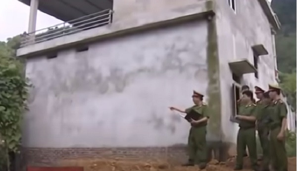 Quanh hiện trường vụ án, địa hình khá hiểm trở nên cơ quan công an cũng nhận định đối tượng thuộc địa hình và có tính toán trước khi gây án. (Ảnh: ANTV)