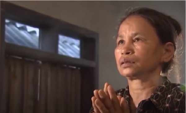 Vụ án rúng động khiến bà Bé đau đớn khi người đầu bạc tiễn kẻ đầu xanh. Nạn nhân Ngọc là người con ngoan ngoãn, có hiếu, được những người cùng thôn quý mến. Nỗi đau dai dẳng từ vụ án cách đây nhiều năm có lẽ sẽ theo bà Bé đến hết cả cuộc đời. (Ảnh: ANTV) 