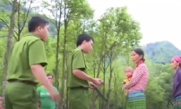 Các điều tra viên đã đến từng hộ gia đình để nhận diện con dao nhưng rất khó khăn do nhà nào cũng có con dao na ná như nhau. Sau khi xác minh gần 300 gia đình không có kết quả, đến cả chỗ một người bán dao ở chợ huyện, khi đến nhà cuối cùng ở trong xã Kiến Thiết, họ cung cấp thông tin hai ngày trước bị mất dao. (Ảnh: ANTV)