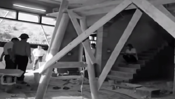 Hiện trường vụ án khi đó hết sức ngổn ngang, vụ án lại xảy ra trong đêm tối, tính chất vụ án rất nghiêm trọng nên Công an xã Kiến Thiết đã báo ngay cơ quan điều tra Công an tỉnh Tuyên Quang và các cơ quan chức năng và làm công tác bảo vệ hiện trường. (Ảnh: ANTV).