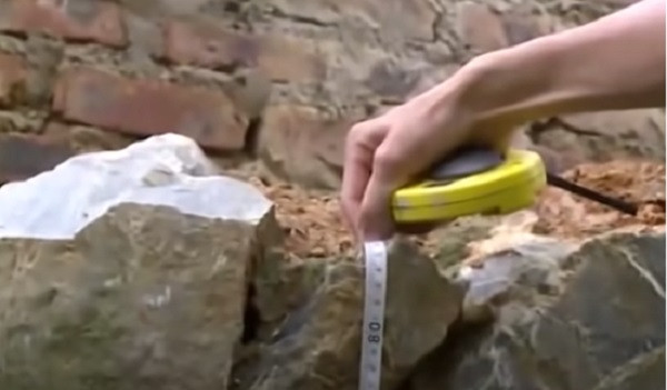 Đáng chú ý, các trinh sát đã tìm được đường chạy của đối tượng qua các dấu vết trượt cũng như dấu vết từ cỏ cây bị xô khi đối tượng bỏ chạy. Từ lời khai của bà Bé về việc đối tượng là nam giới, khỏe mạnh, mặc áo hoa chống nắng của phụ nữ, dùng quần vải trẻ con để bịt mặt, khăn vuông quấn đầu để giả gái và một con dao dài 30cm. Thời điểm xảy ra vụ án, hung thủ ra tay rất nhanh, đâm một nhát chí mạng vào cổ để hạ gục người con trai, trinh sát nhận định: Nạn nhân bị sát hại để cướp tài sản. (Ảnh: ANTV)