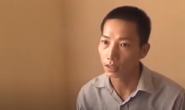 Trước những chứng cứ, lập luận thuyết phục của cảnh sát, Phương Văn Luân đã phải cúi đầu nhận tội. Theo lời khai của Luân, thời điểm gây án đối tượng đến nhà nạn nhân Ngọc và nhìn thấy Ngọc nằm giữa nhà, điện sáng. Đối tượng đã vào sát hại nạn nhân Ngọc để lục lấy tiền. Luân nợ nần nhiều người trong xã, thấy gia đình bà Bé đang xây nhà có tiền nên đã đột nhập vào nhà bà Bé để lấy trộm thì nạn nhân Ngọc tỉnh giấc, Luân đã ra tay sát hại nạn nhân Ngọc, chém bà Bé rồi bỏ trốn khỏi hiện trường, chưa kịp lục lọi lấy tài sản. (Ảnh: ANTV)