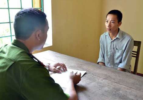 Đáng chú ý, ngày tổ chức đám tang của nạn nhân, trinh sát phát hiện Phương Văn Luân (hàng xóm nạn nhân) có biểu hiện bất thường. Dù không phải họ hàng thân thích, song Luân bày tỏ thái quá sự đau xót, thương cảm. Hành động này được đưa vào "tầm ngắm", qua theo dõi, điều tra viên phát hiện người này có biểu hiện tâm lý lo lắng, bất an. Từ đây xâu chuỗi lại tung tích con dao bỏ lại hiện trường, dấu vết máu để lại trên dao cho đến việc Luân có biểu hiện bất thường tại đám tang của nạn nhân, cùng với việc thu thập chứng cứ, đối tượng đã được cơ quan điều tra xác định và lên phương án vây bắt. (Ảnh: ANTV) 