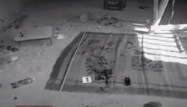 Theo lời bà Bé, thời điểm xảy ra vụ án mạng, con trai bà ngủ chiếc chiếu trải ở nền giữa ngôi nhà mới xây (chưa láng nền), bà ngủ ở dưới ngôi nhà cũ cạnh đấy. Đêm khuya, tuổi già đang trằn trọc khó ngủ thì nghe thấy tiếng kêu ở trên nhà trên và tiếng đập vào ống tre. Khi bà Bé chạy lên, thấy một người đàn ông mặc quần ngắn màu đỏ của phụ nữ, khoác áo hoa chống nắng, dùng quần vải trẻ con bịt mặt, trùm khăn lên đầu, đang cầm một con dao dài 30 cm tấn công con trai mình. Hoảng hốt, bà chạy vào can ngăn, hô hoán giằng co và bị đâm trọng thương. Kẻ thủ ác đã bỏ chạy. (Ảnh: ANTV) 