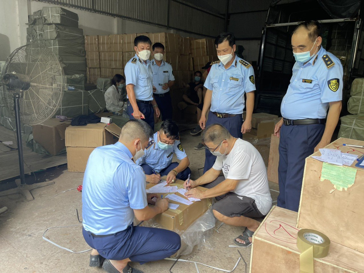 Khoi to mot nguoi Trung Quoc chu kho hang gia o Bac Ninh