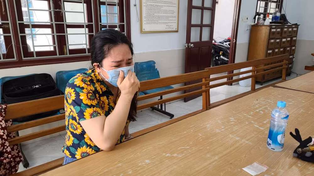  Mẹ đơn thân cùng nhân tình vượt rào giãn cách “ship” ma túy. Phòng CSĐT tội phạm về ma túy Công an TP Đà Nẵng vừa bắt quả tang 2 đối tượng Hoàng Thị Bích Hợp (SN 1986, phường Hòa Cường Nam, quận Hải Châu) và Nguyễn Đức Bảy (SN 1975, phường Thanh Bình, quận Hải Châu). Khi Đà Nẵng thực hiện cách ly toàn xã hội để phòng chống dịch bệnh, trinh sát phát hiện một nhóm thanh niên chuyên đi "ship" ma túy cho con nghiện. Ngày 17/9, cảnh sát bắt giữ Bảy khi đang giao ma túy trên đường Cách mạng Tháng Tám và tiếp tục bắt giữ Hợp. Tang vật thu giữ gồm 6 gói ma túy đá, 2 xe máy và 3 điện thoại di động. Bảy thừa nhận đã cấu kết với Hợp lấy ma túy về bán cho các con nghiện kiếm lời trong mùa dịch. 