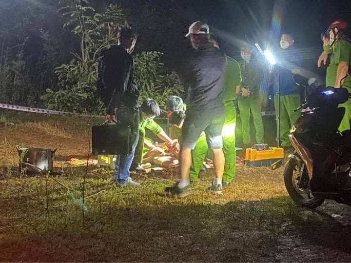  Phát hiện người đàn ông tử vong bất thường bên hồ nước. Ngày 18/9, cơ quan công an đang làm rõ nguyên nhân tử vong của ông T.Đ.A. (SN 1977, ngụ xã Ea Ktur, huyện Cư Kuin). Chiều 17/9, ông T.Đ.A. cùng bạn bè tổ chức ăn nhậu ở khu vực hồ buôn Cuôr Kăp. Đến khoảng 19h cùng ngày, người dân phát hiện ông A. đã tử vong gần chỗ nhậu nên trình báo cơ quan công an. (Ảnh: NLĐ).