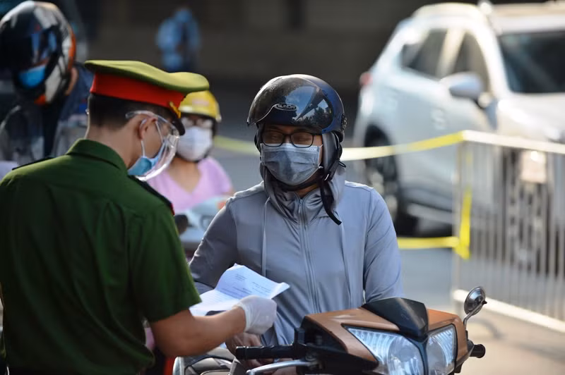 Ha Noi: 6 nhom duoc “ra duong”… the nguoi tiem 2 mui vac xin o dau?