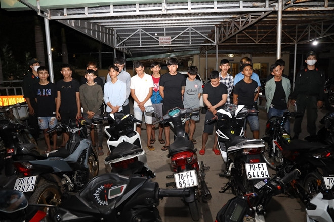 Đề xuất tăng mức xử phạt đối với người đua xe máy lên 10-15 triệu đồng. Bộ GTVT đề xuất tăng mức xử phạt đối với người đua môtô, xe gắn máy, xe máy điện trái phép là 10-15 triệu đồng (hiện nay là 7-8 triệu đồng). Nếu đua ôtô, mức phạt là 20-25 triệu đồng (hiện nay là 8-10 triệu đồng). 