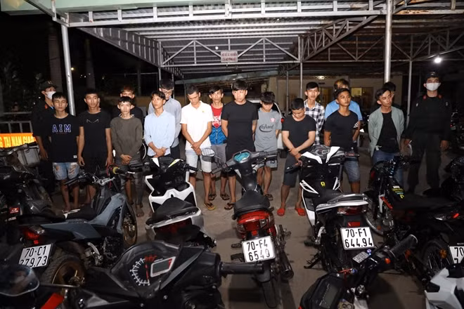 Đề xuất tăng mức xử phạt đối với người đua xe máy lên 10-15 triệu đồng. Bộ GTVT đề xuất tăng mức xử phạt đối với người đua môtô, xe gắn máy, xe máy điện trái phép là 10-15 triệu đồng (hiện nay là 7-8 triệu đồng). Nếu đua ôtô, mức phạt là 20-25 triệu đồng (hiện nay là 8-10 triệu đồng). 