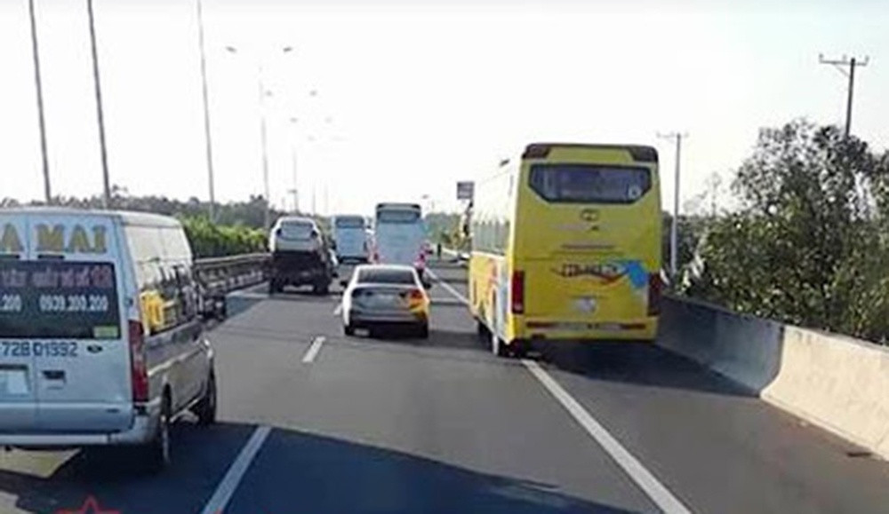 Dừng đỗ xe trên cao tốc không đúng nơi quy định, phạt từ 10 -20 triệu đồng. Theo dự thảo, mức phạt cũng tăng 6-8 triệu đồng hiện tại lên mức 10-12 triệu đồng với vi phạm về dừng, đỗ xe trên đường cao tốc không đúng nơi quy định; không có báo hiệu để người lái xe khác biết khi buộc phải dừng xe, đỗ xe trên đường cao tốc; quay đầu xe trên đường cao tốc.