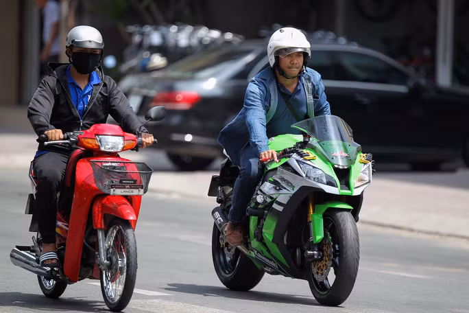 Dự thảo tăng mức xử phạt từ 800.000-1,2 triệu đồng lên 1-2 triệu đồng với người điều khiển môtô hai bánh có dung tích xilanh dưới 175cm3 không có bằng lái xe hoặc sử dụng giấy phép không do cơ quan có thẩm quyền cấp, bằng lái bị tẩy xóa. Tăng mức phạt lên 4-5 triệu đồng đối với người điều khiển xe máy có dung tích xilanh trên 175cm3, không có bằng lái xe hoặc sử dụng bằng lái hết hạn. (Ảnh minh họa. Nguồn: NLĐ). 