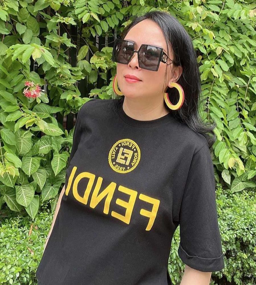 Loạt phụ kiện hàng hiệu này không chỉ giúp cho gương mặt của Phượng Chanel thêm phần duyên dáng mà còn giúp nâng tầm cả outfit.