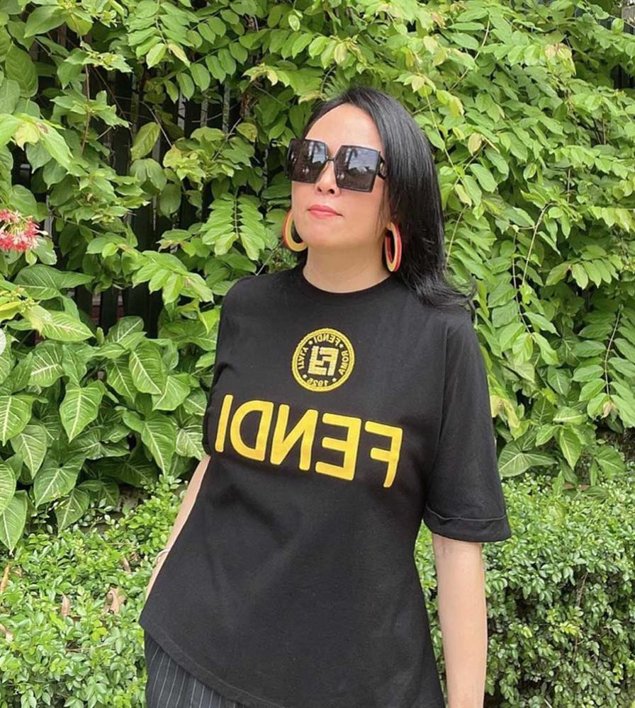 Phượng Chanel từng là tấm gương liên tiếp lọt top "sao mặc xấu" bởi những outfit rườm rà để đời. Tuy nhiên, hậu chia tay Quách Ngọc Ngoan, không chỉ ăn vận đẹp hơn xưa mà cách mix&amp;match của Phượng Chanel cũng cao tay hơn hẳn. Minh chứng là màn "lên đồ" với chiếc áo phông hàng hiệu của bà mẹ 3 con mới đây. Nếu so với hình ảnh khi xưa, ai cũng dễ thấy được sự thay đổi ngoạn mục của nữ đại gia.