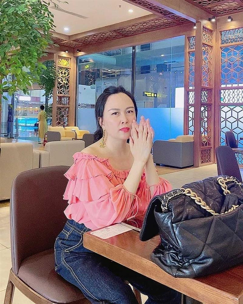 Gần đây, Phượng Chanel từng nhận lời khen khi diện mẫu áo trễ vai xếp bèo sắc hồng ngọt ngào tôn lên nước da trắng sáng.