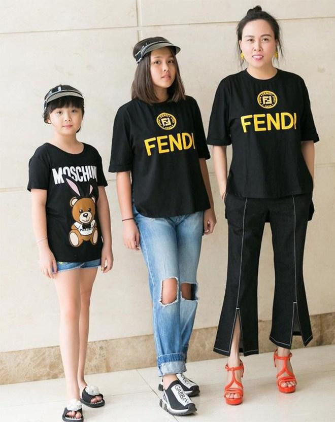 Chiếc áo phông này đã được Phượng Chanel diện từ nhiều năm trước. Thời điểm ấy Phượng Chanel mix mẫu áo này cùng quần jeans xẻ độc đáo. Tuy nhiên đôi giày cao gót đỏ của cô lại vô cùng lạc quẻ.