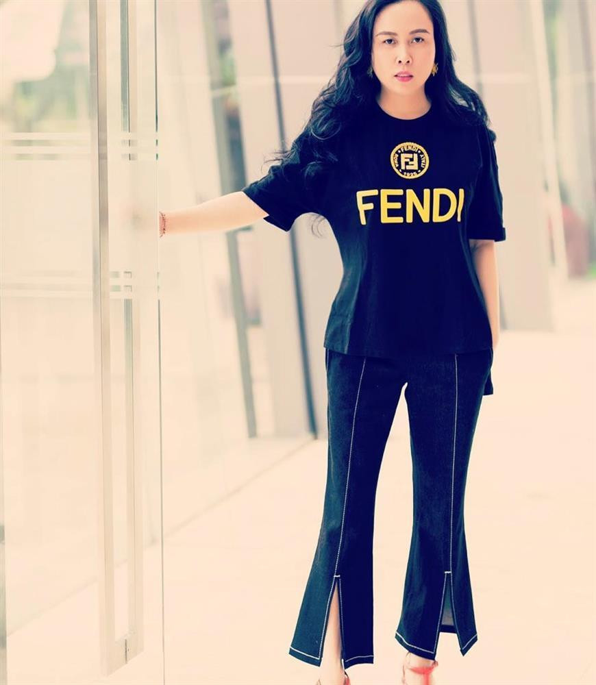 Việc mặc lại đồ cũ vốn là chuyện thường tình với nhiều người nhưng với nữ đại gia này, đây là điều vô cùng thú vị. Thực tế trong quá khứ, Phượng Chanel từng không ít lần mặc lại đồ cũ khiến dân tình ngán ngẩm. Sai lầm trong style của Phượng Chanel khi xưa nằm ở việc cô thường quá lạm dụng phụ kiện màu sắc, họa tiết. Do đó tổng thể trang phục có phần rối mắt, kém đẹp, diện hàng hiệu nhưng không toát lên cảm giác sang chảnh đáng chú ý.