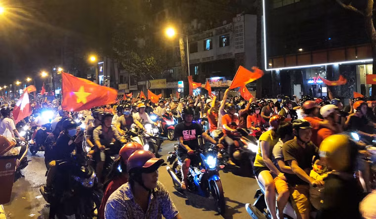 U23 Viet Nam chien thang: Canh sat TP HCM trang dem... “xuong duong”