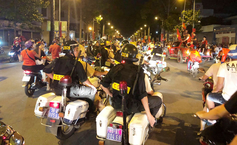 Cảnh sát tuần tra trên đường để bảo đảm an ninh trật tự cho người dân hưởng trọn vẹn niềm vui chiến thắng.