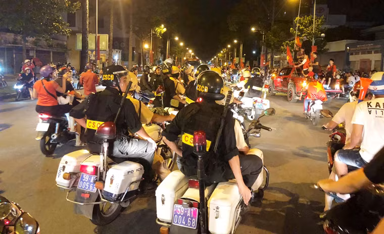 Cảnh sát tuần tra trên đường để bảo đảm an ninh trật tự cho người dân hưởng trọn vẹn niềm vui chiến thắng.