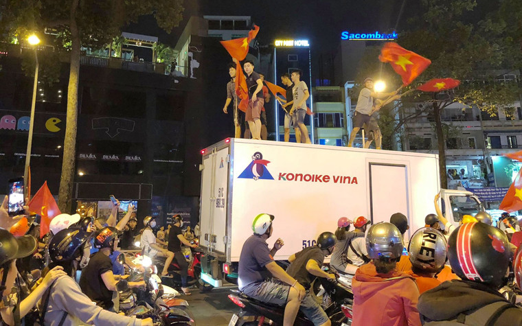 Nhiều bạn trẻ có những kiểu ăn mừng quá khích...