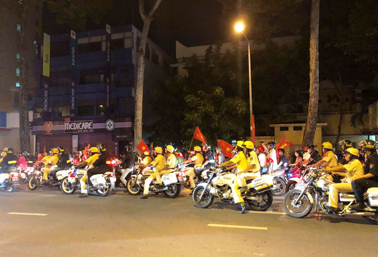 Cùng với niềm vui của hàng triệu người hâm mộ, lực lượng Công an TP HCM cũng "xuống đường" làm nhiệm vụ trắng đêm.
