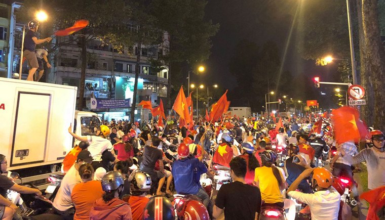 Tuyến đường Trần Hưng Đạo, kéo dài từ quận 1 đến quận 5 rợp cờ đỏ sao vàng với của hàng trăm người dân xuống đường mừng chiến thắng của bóng đá Việt Nam.