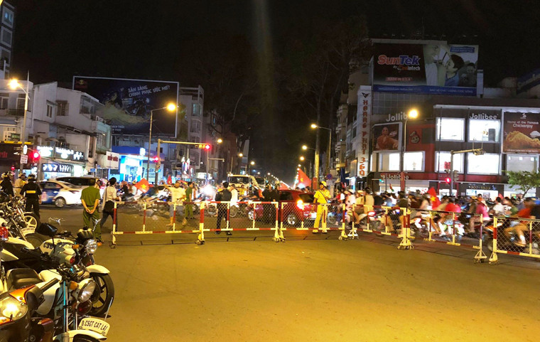 Theo ghi nhận của PV Kiến Thức, lúc 3h rạng sáng nay 28/8, dù lượng người đổ về các khu vực trung tâm TP HCM khá đông nhưng ANTT và an toàn giao thông luôn đảm bảo.
