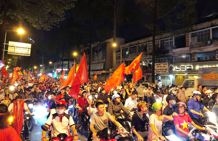 Sau trận thắng lịch sử để bước vào trận bán kết Asiad môn bóng đá của đội tuyển Việt Nam, hàng triệu người dân cả nước đã có "đêm không ngủ" để xuống đường ăn mừng.