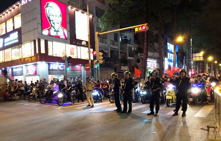 "Cùng gia đình xuống đường mừng đội tuyển làm nên chiến thắng lịch sử, tôi vô cùng an tâm khi thấy lực lượng công an có mặt khắp nơi để bảo đảm trật tự. Điều thú vị nhất là dù phải làm việc vất vả, căng thẳng nhưng trên gương mặt các chiến sĩ Cảnh sát lúc nào cũng vui tươi...", một người dân ngụ quận Tân Bình, bày tỏ.