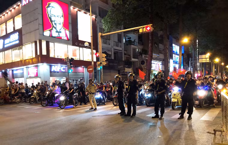 "Cùng gia đình xuống đường mừng đội tuyển làm nên chiến thắng lịch sử, tôi vô cùng an tâm khi thấy lực lượng công an có mặt khắp nơi để bảo đảm trật tự. Điều thú vị nhất là dù phải làm việc vất vả, căng thẳng nhưng trên gương mặt các chiến sĩ Cảnh sát lúc nào cũng vui tươi...", một người dân ngụ quận Tân Bình, bày tỏ.