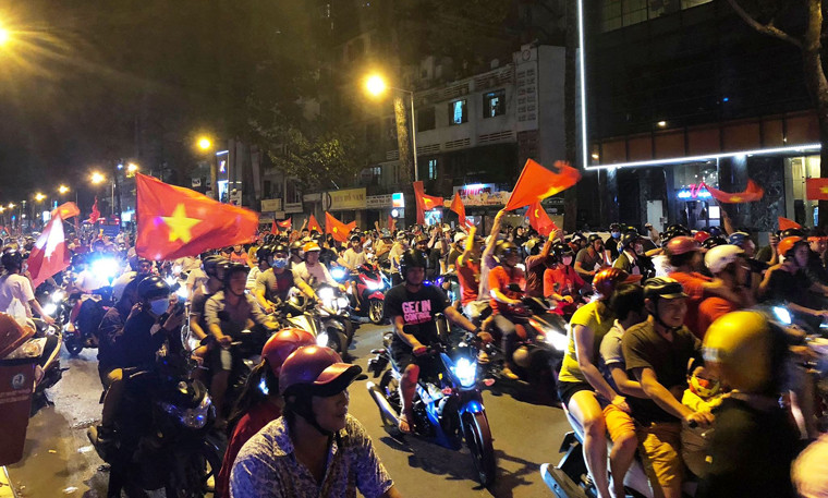 Đường phố càng nửa đêm về sáng càng tấp nập, đông đúc với cờ đỏ sao vàng rợp trời cùng những tiếng reo mừng vang dội...