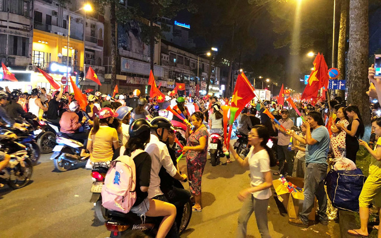 Ngay khi tiếng còi kết thúc trận đấu với chiến thắng vang dội của những chàng trai "làm nên lịch sử", hàng triệu người dân vỡ òa hạnh phúc, túa về các nẻo đường với cờ đỏ sao vàng để mừng chiến thắng.