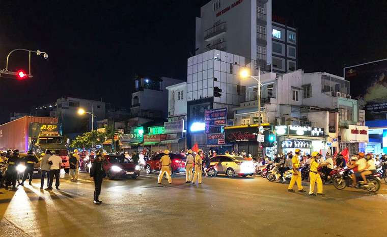 "Dù vất vả nhưng chúng tôi rất vui, tự hào khi các chàng trai bóng đá Việt Nam đã đem vinh quang về cho đất nước. Chúng tôi mong tiếp tục vất vả, tiếp tục thức trắng vào những ngày tiếp theo khi Việt Nam tiếp tục thắng ở bán kết và làm nên lịch sử ở trận trận kết", một chiến sĩ CSGT chia sẻ.