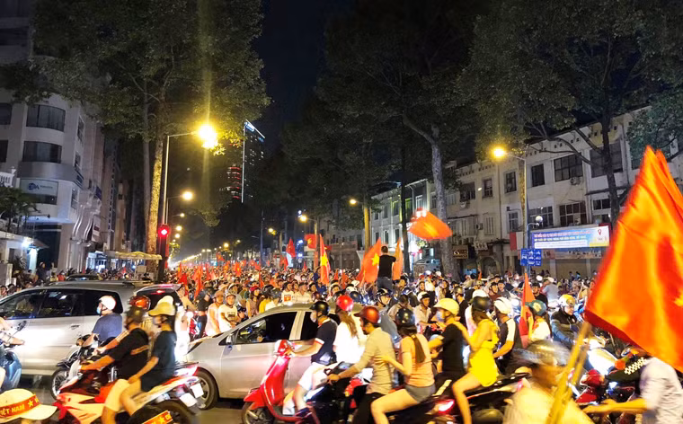 Mọi nẻo đường ở TP HCM đều chật kín người xe kéo dài từ suốt đêm qua (27/8) đến tận rạng sáng nay 28/8.